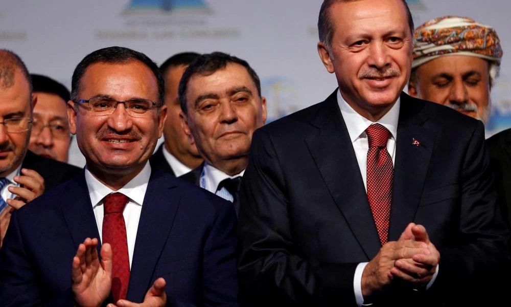 Ταγίπ Ερντογάν: Μέσα στην μαύρη νύχτα καρατόμησε τον υπουργό Δικαιοσύνης – Το «ελληνικό» παρελθόν του διαδόχου
